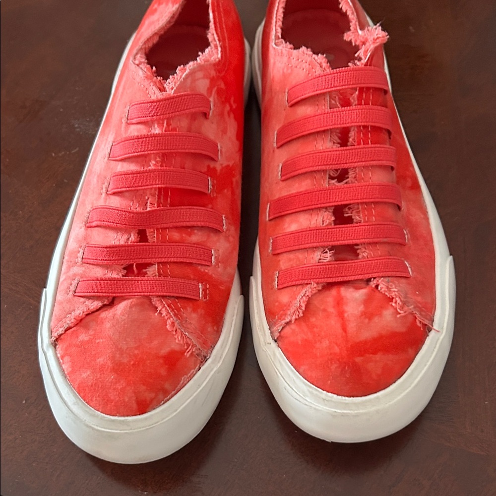 Stylish Red Canvas Sneakers - Picture 4 of 8